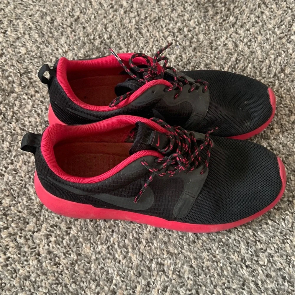 Size 8.5 black and pink Nike roshes - Picture 1 of 4